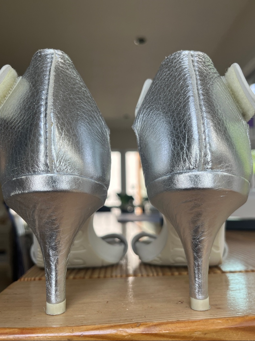 Pedro Garcia Winka Heels
Pebbled Leather White & Silver Metallic EU 37.5 - Picture 5 of 8